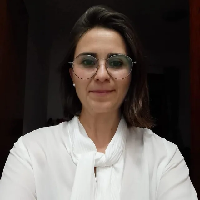 Renata Oliveira — Naturóloga especializada em Fitoterapia e instrutora de Yoga